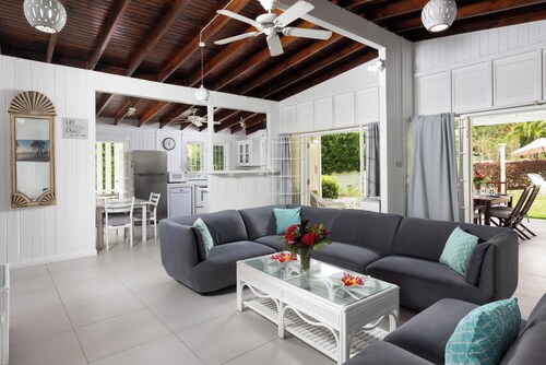 Beautiful family villa in a secluded location just 4min walk from Mullins beach