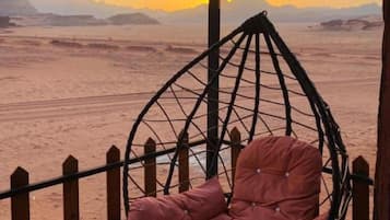 Habitació panoràmica, 1 dormitori, bany privat, vistes a la muntanya | Vista de la platja o del mar