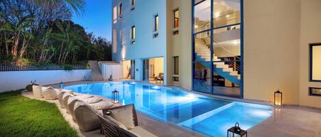 Außenpool, Liegestühle