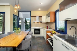 Een koelkast, een magnetron, een oven, een kookplaat