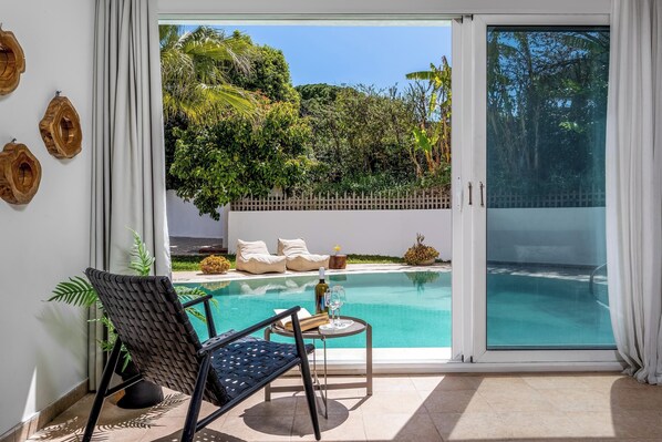 Alberca al aire libre y camastros