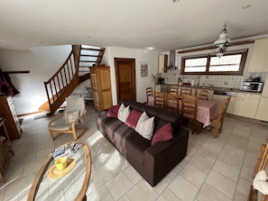 TV, DVD player, books, stereo