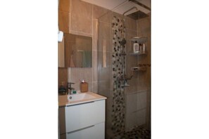 Dusche, Haartrockner, Handtücher, Toilettenpapier