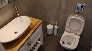 Douche, sĂšche-cheveux, serviettes fournies, savon