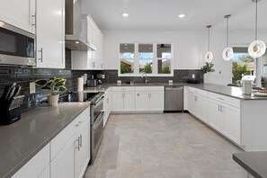 Réfrigérateur, four à micro-ondes, un four, surface de cuisson