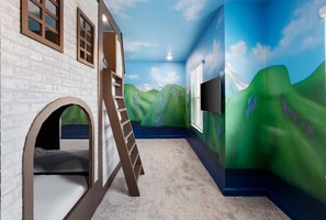 5 bedrooms, iron/ironing board, WiFi, bed sheets