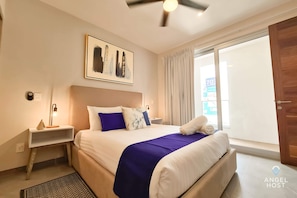 2 habitaciones, escritorio y tabla de planchar con plancha