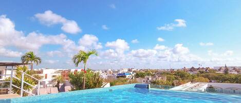 Una piscina al aire libre