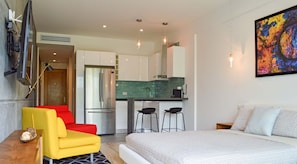 Tabla de planchar con plancha, wifi gratis y ropa de cama