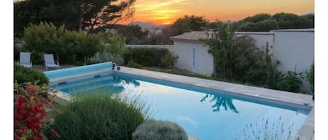 Una piscina al aire libre, una piscina climatizada