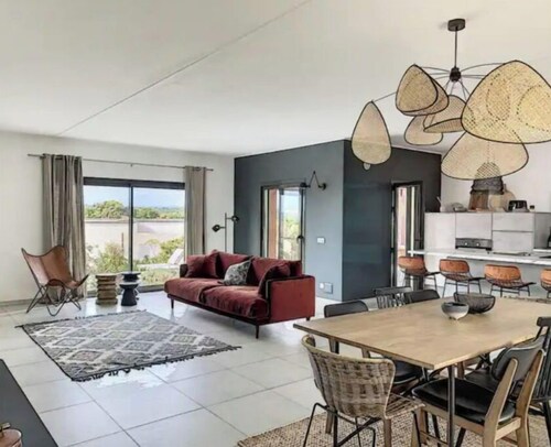 CONTEMPORARY HOUSE WITH HEATED POOL 2A041000089VP
