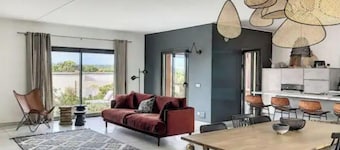 CONTEMPORARY HOUSE WITH HEATED POOL 2A041000089VP