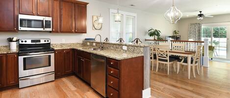 Refrigerador, microondas, placa de cocina, lavavajillas