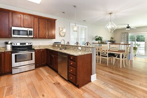 Kühlschrank, Mikrowelle, Herdplatte, Geschirrspüler