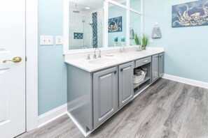 Shower - Oceanfront 5 BR Beach House with Private Pool! Blue Heaven (Surfside Beach)