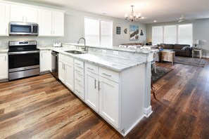 Kühlschrank, Mikrowelle, Herdplatte, Geschirrspüler