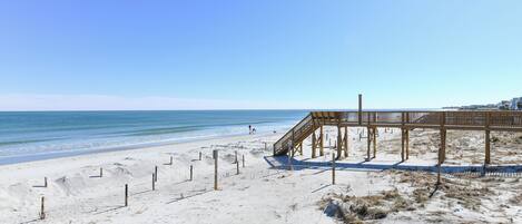 Una spiaggia nelle vicinanze