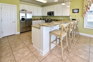 Geladeira, micro-ondas, cooktop, lava-louças