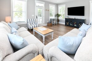 TV - Brand New Beach House 5 BR with Heated Private Pool! Beach Bound (Surfside Beach)