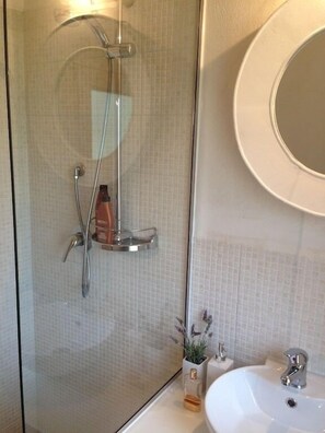 Shower, hair dryer, bidet, towels - Spacious & bright trulli w/private pool, nicely decorated - AC in all rooms (Puglia)