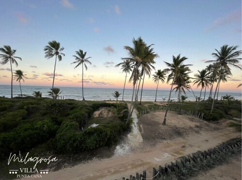 Disfruta del mar y descansa en una hermosa villa con Playa privada 