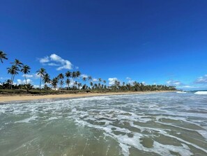 Plage, chaises longues, serviettes de plage