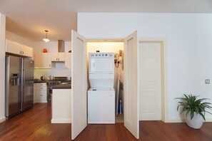 Una cocina compacta equipada con refrigerador, estufa y lavadora.