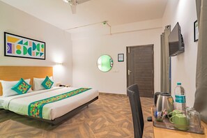 Habitación doble Premium | Escritorio y tabla de planchar con plancha 