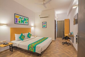 Deluxe Double Room | 1 bedroom, desk, iron/ironing board