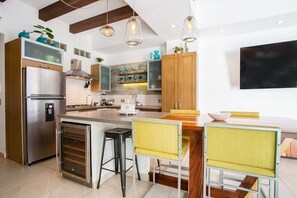 Réfrigérateur, four à micro-ondes, un four, surface de cuisson