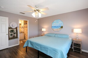 3 bedrooms, free WiFi, bed sheets, wheelchair access - Across the Street from Beach with Gulf Views & Community Pool in SJB (St. Joe Beach)