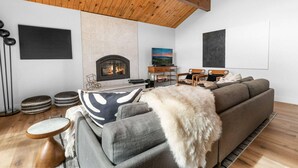 Cabin, 3 Bedrooms | Living room