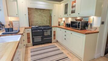Cottage | Private kitchen | Fridge, dishwasher, cookware/dishes/utensils