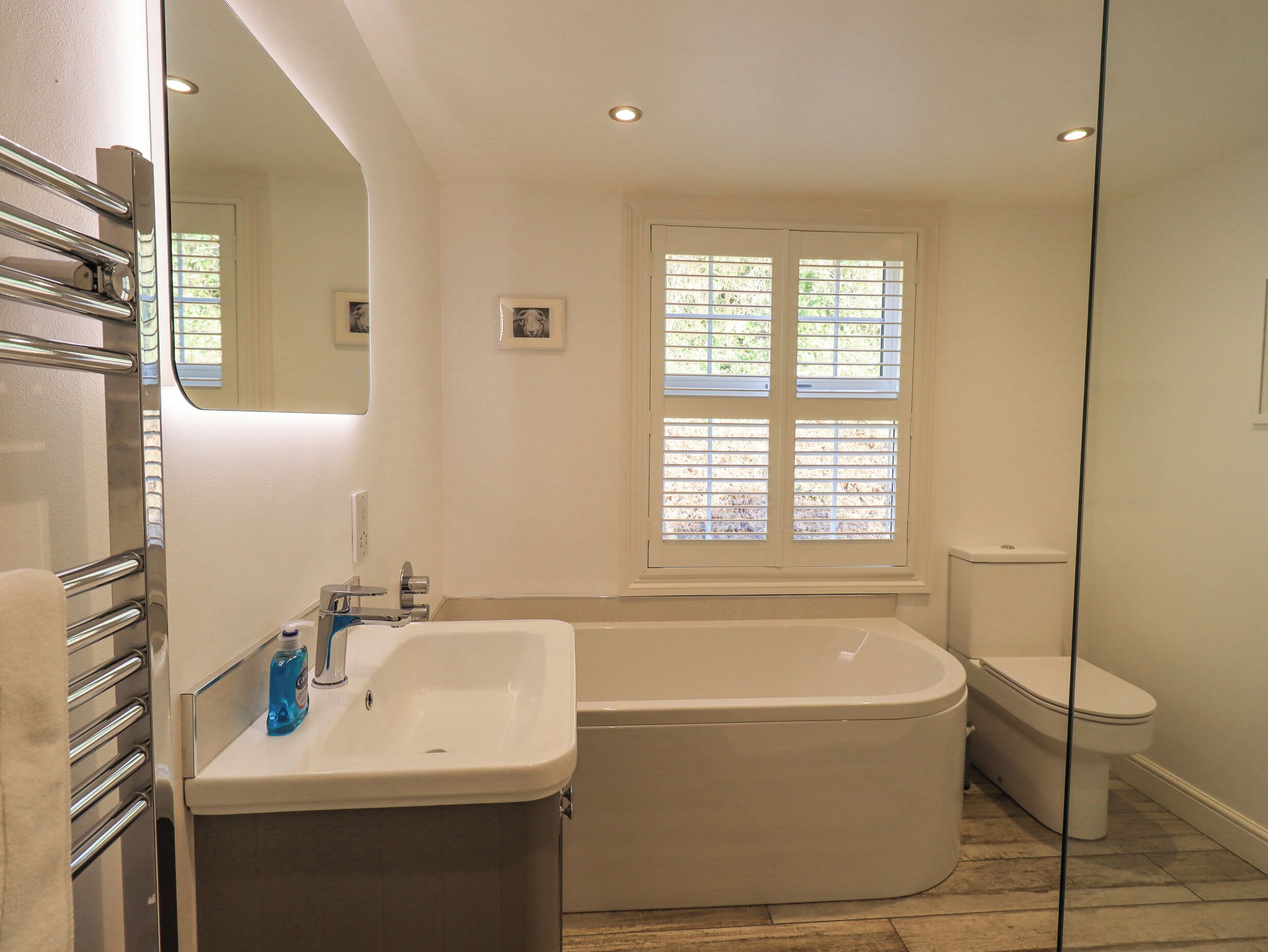 Ein Badezimmer mit Badewanne, Toilette und Waschbecken.