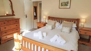 Cottage | 2 bedrooms, individually decorated, individually furnished, free WiFi