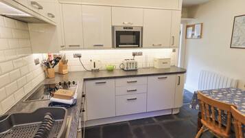 Casa de campo | Cozinha privada | Geladeira, lava-louças, talheres/pratos/utensílios de cozinha