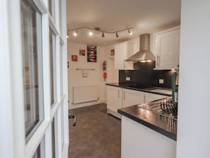 Cottage | Private kitchen | Dishwasher, cookware/dishes/utensils