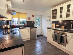 Cottage | Private kitchen | Dishwasher, cookware/dishes/utensils