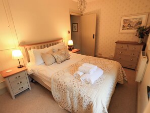 Cottage | 2 bedrooms, individually decorated, individually furnished, free WiFi