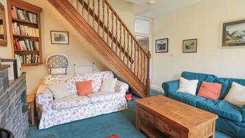 Cottage | Living area | Fireplace, DVD player