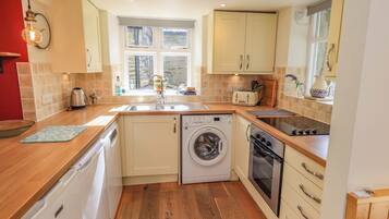 Jääkaappi, astianpesukone, keittoastiat/astiat/ruokailuvälineet