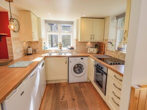 Jääkaappi, astianpesukone, keittoastiat/astiat/ruokailuvälineet