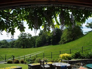Outdoor dining - Riverside (Windermere)