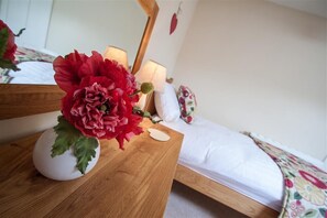 3 quartos, individualmente decorados, individualmente mobiliados