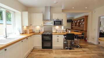 Frigorífic, rentaplats i utensilis de cuina, vaixella i coberteria