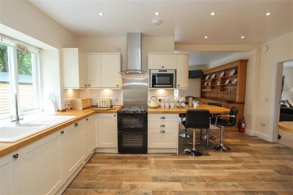 Fridge, dishwasher, cookware/dishes/utensils