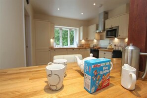 Fridge, dishwasher, cookware/dishes/utensils