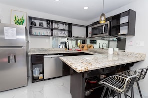 Réfrigérateur, micro-ondes, plaque de cuisson, lave-vaisselle