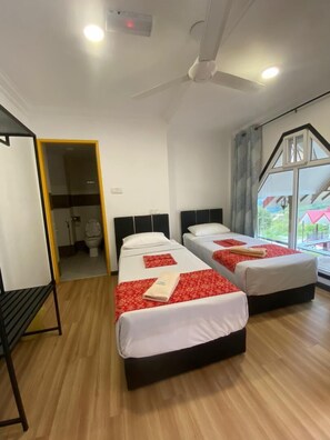 Habitación con 2 camas individuales, baño privado | Ropa de cama