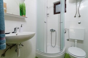 Apartment (One Bedroom Apartment with Shared Ter) | Bathroom